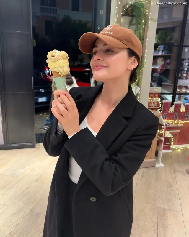 Lucy Hale photo 1 of 808