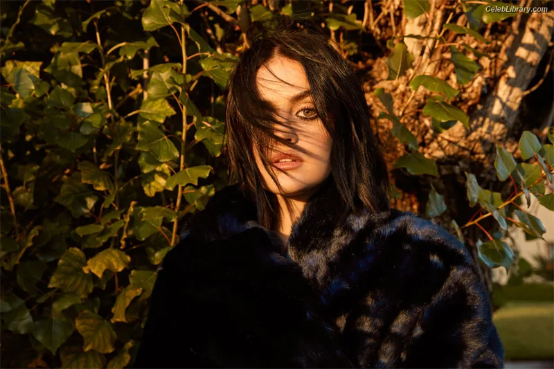 Lucy Hale photo 4 of 808
