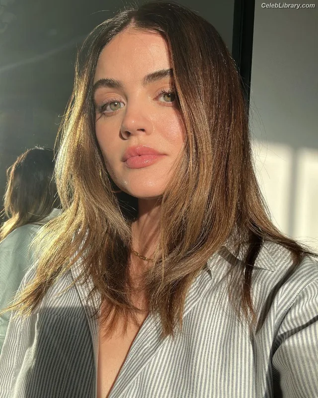 Lucy Hale photo 4 of 808