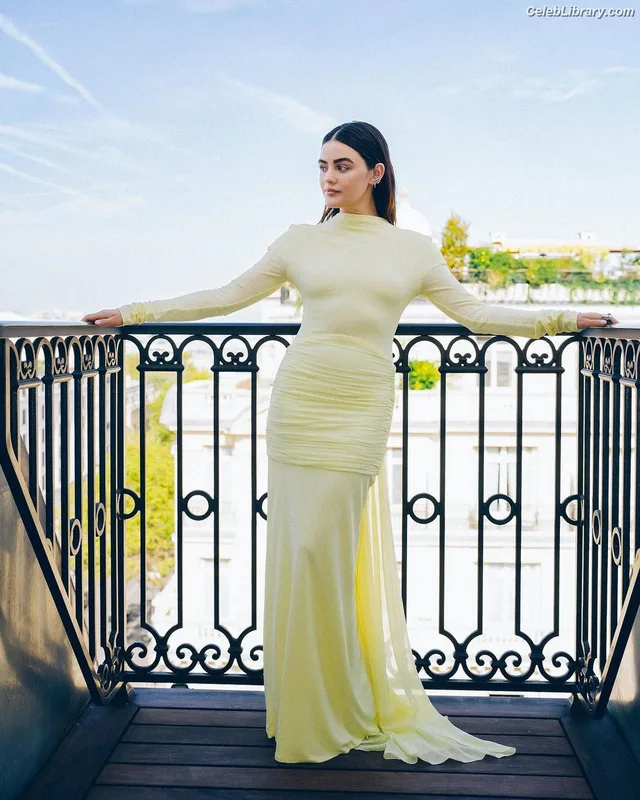 Lucy Hale photo 17 of 808