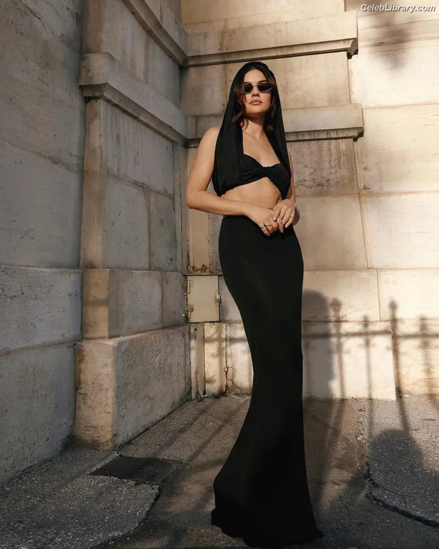Lucy Hale photo 1 of 808