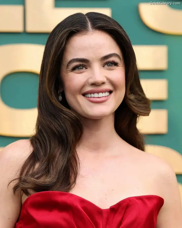 Lucy Hale photo 4 of 808