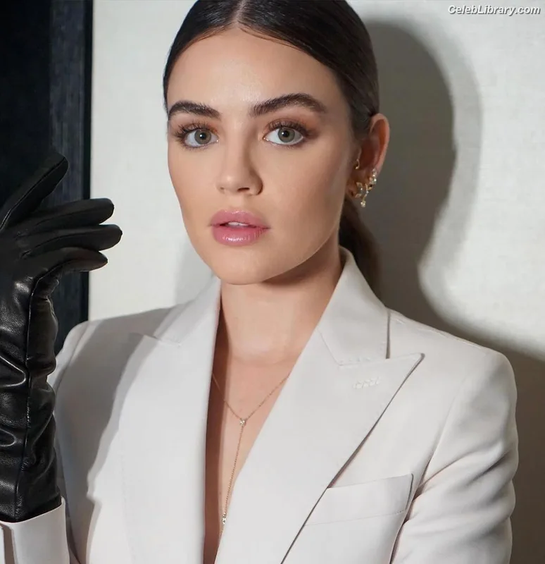 Lucy Hale photo 4 of 808