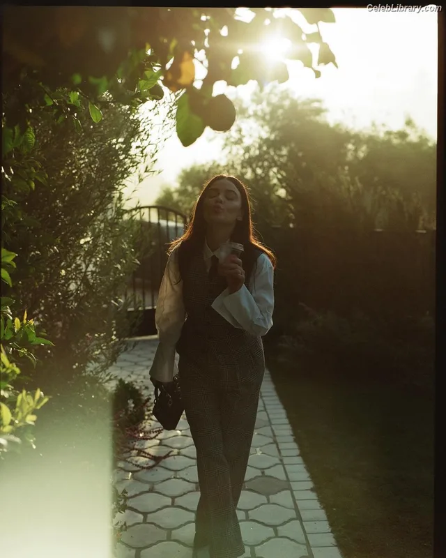 Lucy Hale photo 10 of 808
