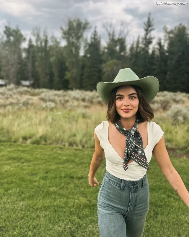 Lucy Hale photo 19 of 808