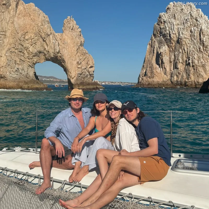 Lucy Hale photo 22 of 808