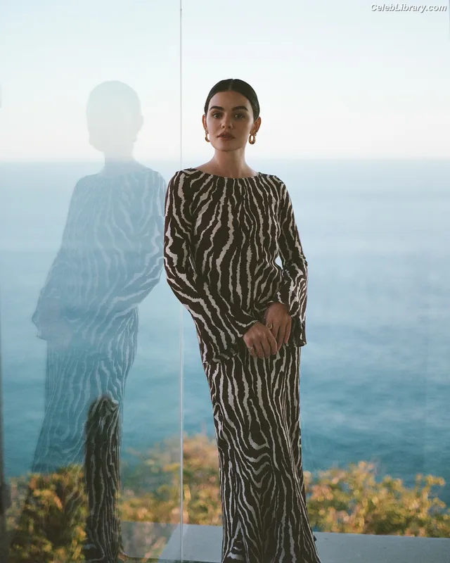 Lucy Hale photo 1 of 808
