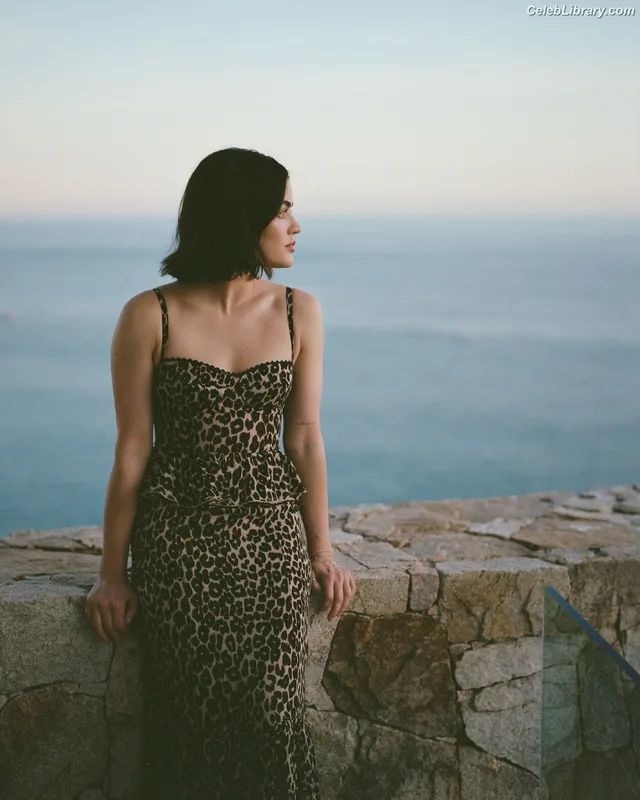 Lucy Hale photo 2 of 808