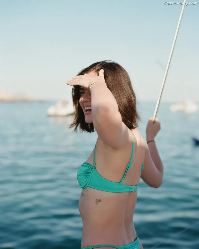 Lucy Hale photo 4 of 808