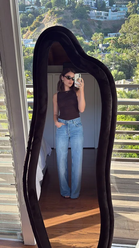 Lucy Hale photo 8 of 808