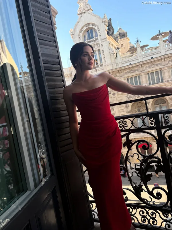 Lucy Hale photo 11 of 808