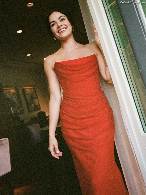 Lucy Hale photo 3 of 808