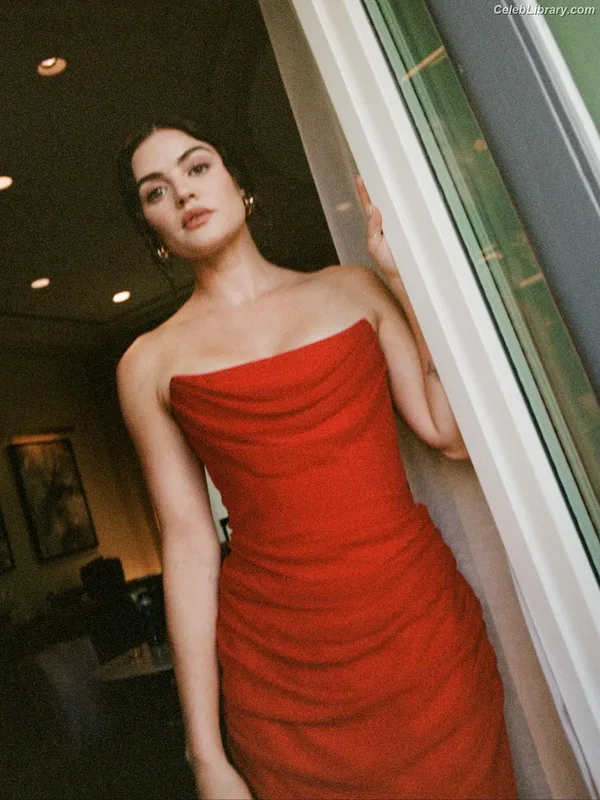 Lucy Hale photo 5 of 808
