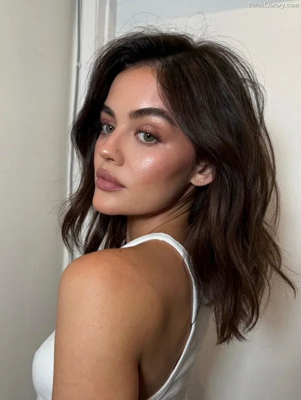 Lucy Hale photo 2 of 808