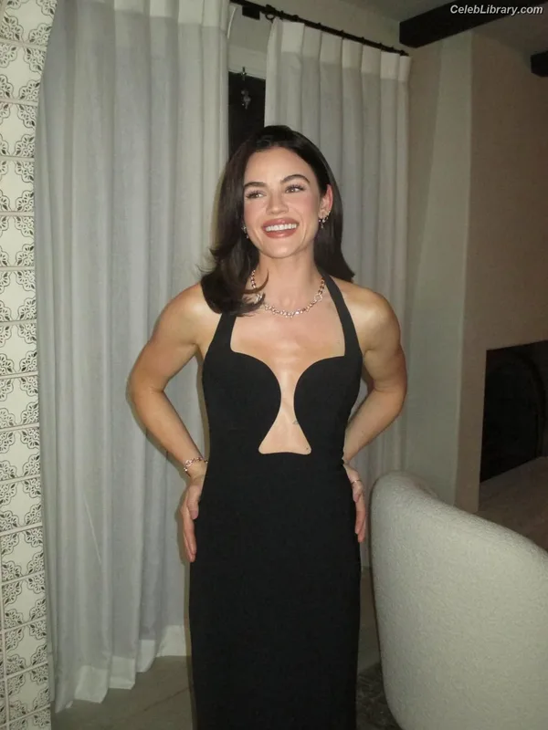 Lucy Hale photo 23 of 808