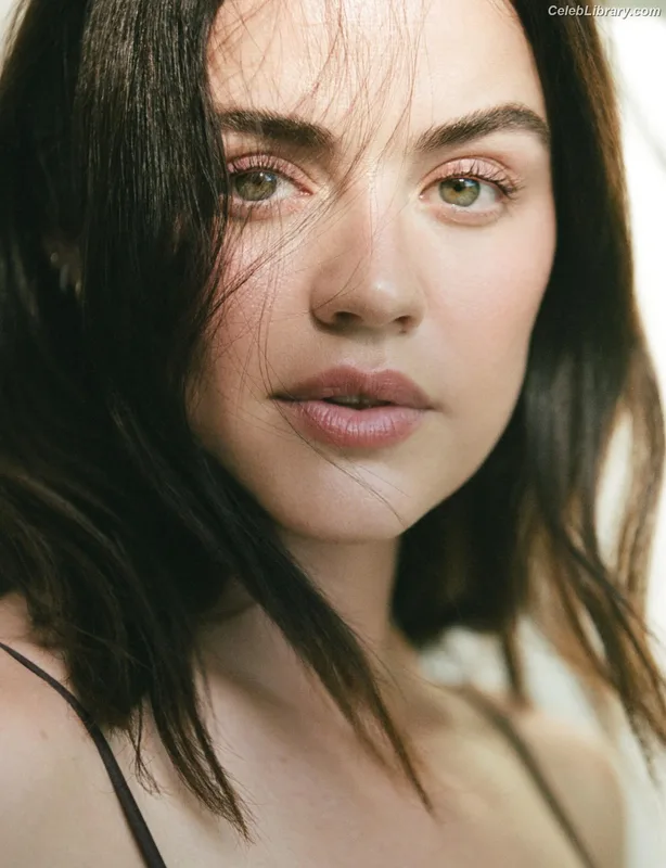 Lucy Hale photo 3 of 808