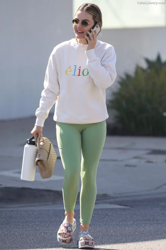Lucy Hale photo 4 of 808