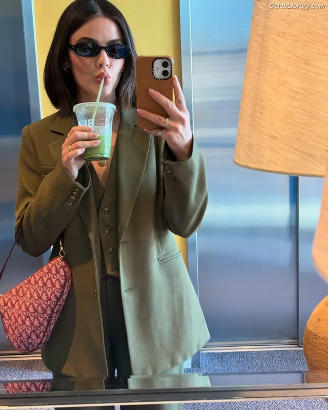Lucy Hale photo 5 of 808