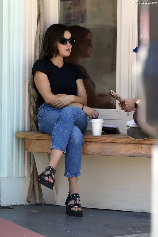 Lucy Hale photo 1 of 808