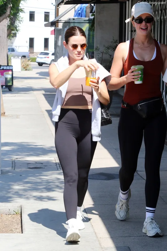 Lucy Hale photo 23 of 808