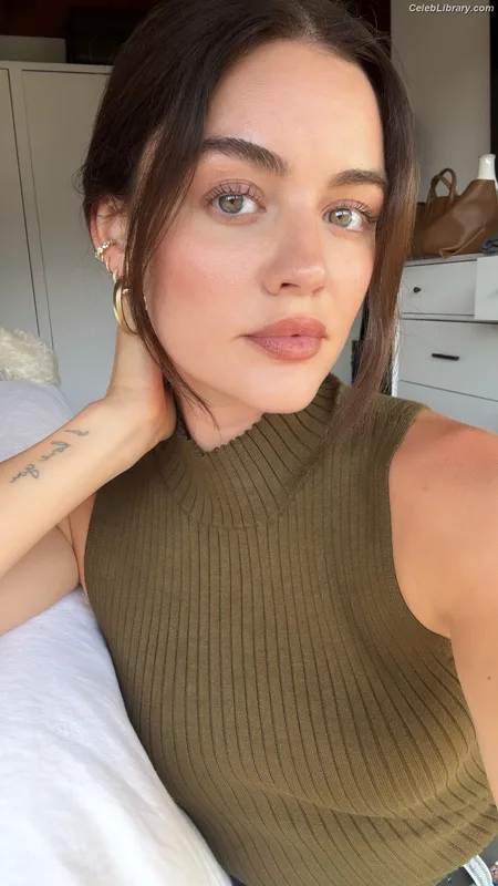 Lucy Hale photo 3 of 808