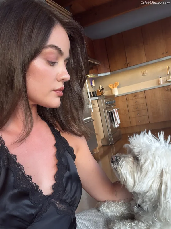 Lucy Hale photo 5 of 808