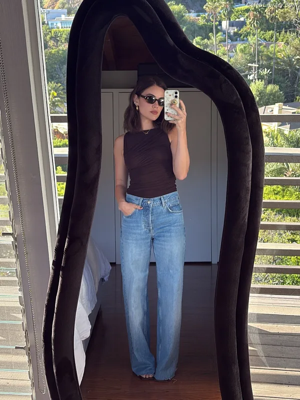 Lucy Hale photo 6 of 808