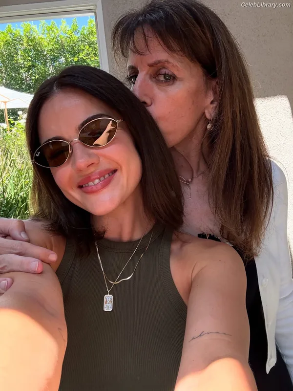 Lucy Hale photo 9 of 808