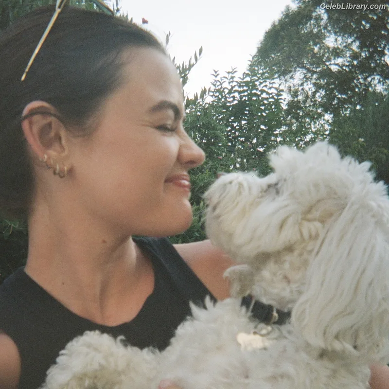 Lucy Hale photo 16 of 808