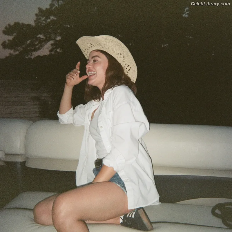 Lucy Hale photo 17 of 808