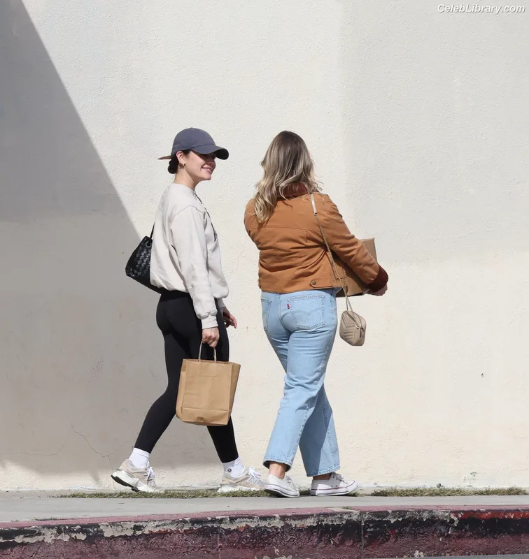 Lucy Hale photo 4 of 808