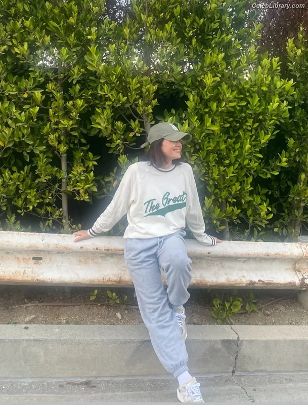 Lucy Hale photo 16 of 808