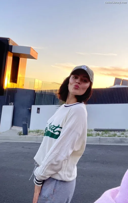 Lucy Hale photo 22 of 808