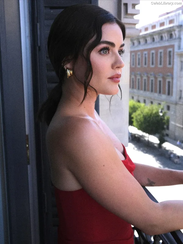 Lucy Hale photo 11 of 808