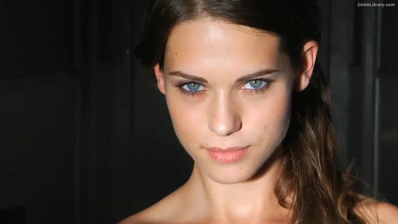 Lyndsy Fonseca photo 8 of 26