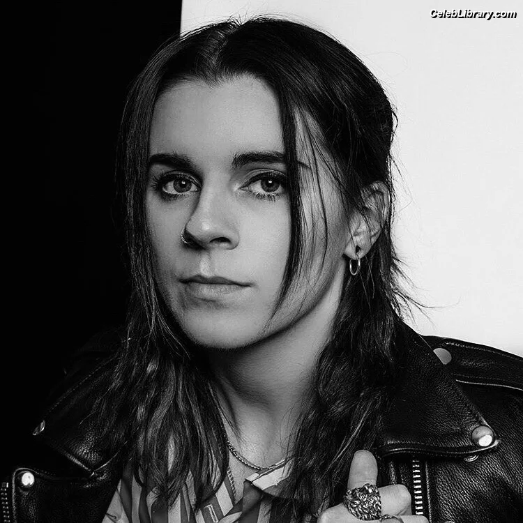 Lynn Gunn photo 1 of 9