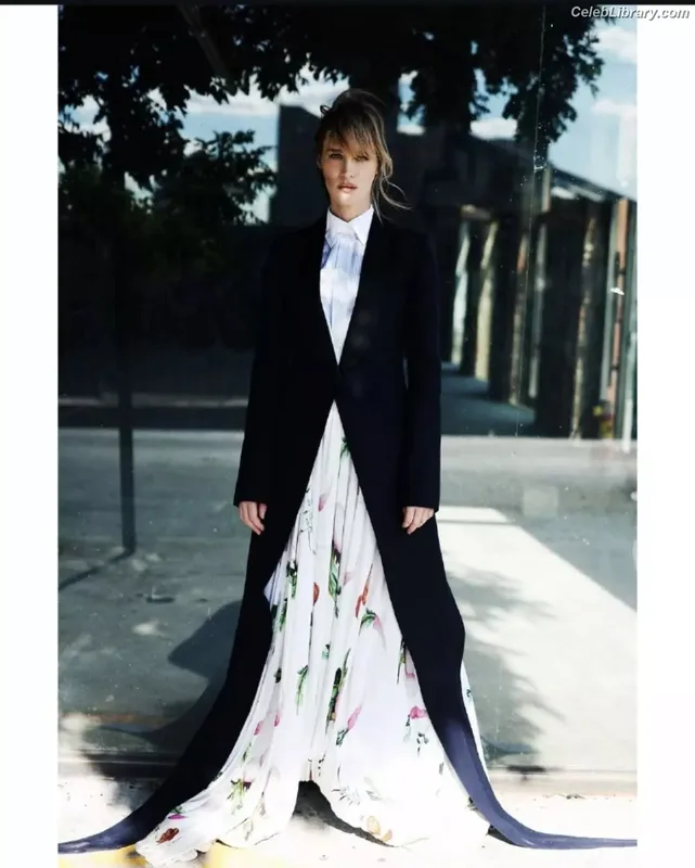 Mackenzie Davis photo 3 of 43