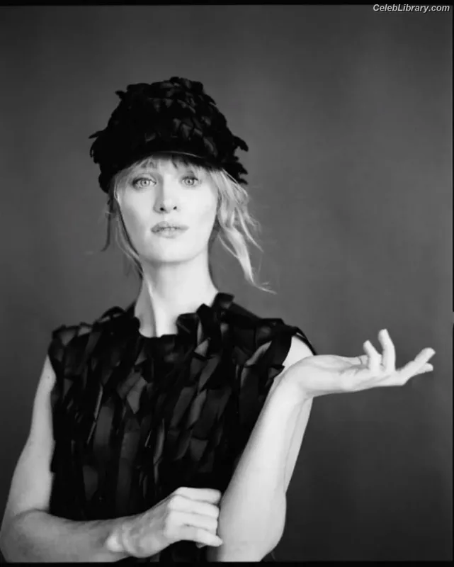 Mackenzie Davis photo 9 of 43