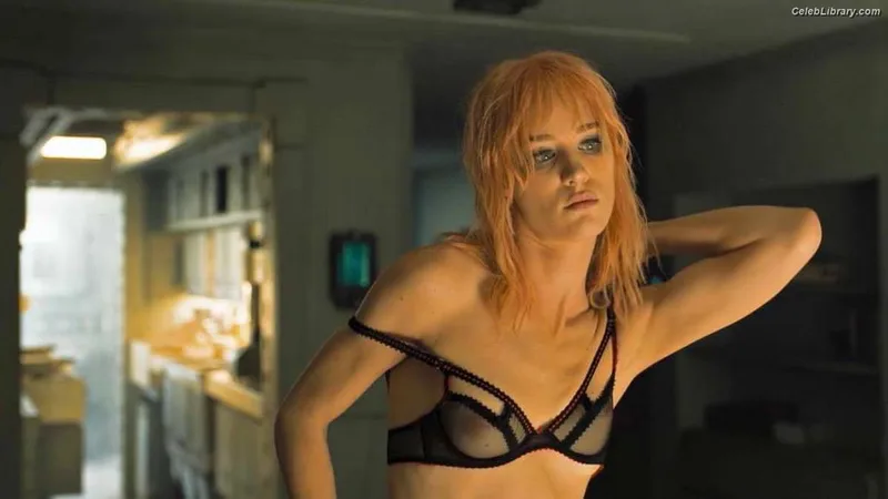 Mackenzie Davis photo 24 of 43