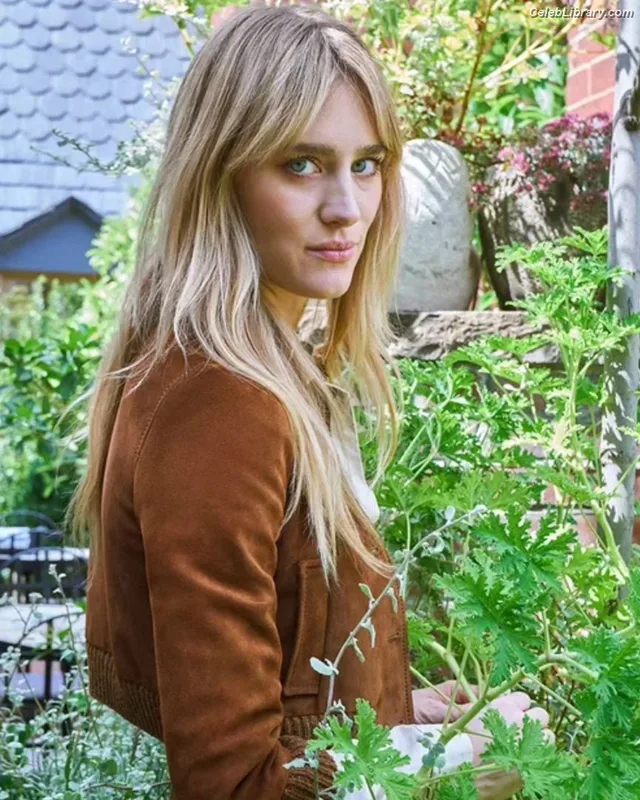 Mackenzie Davis photo 4 of 43