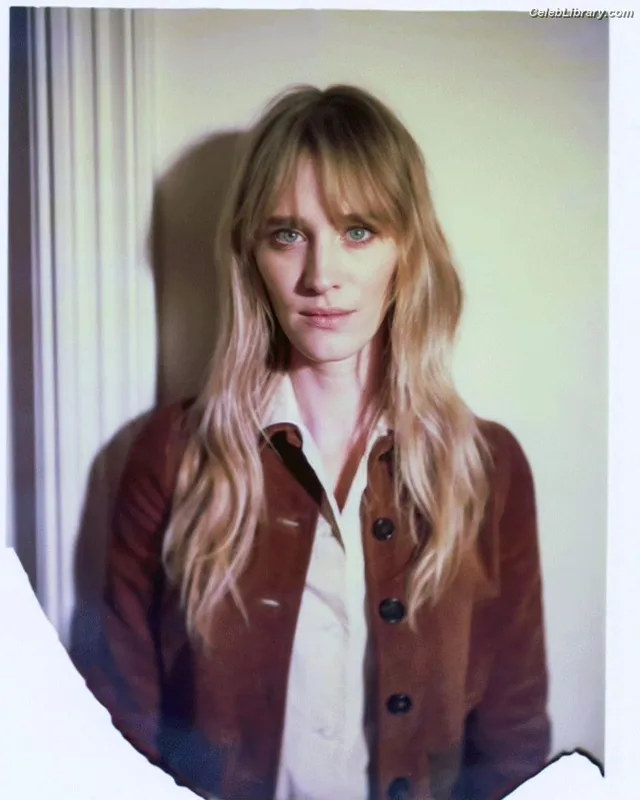 Mackenzie Davis photo 9 of 43