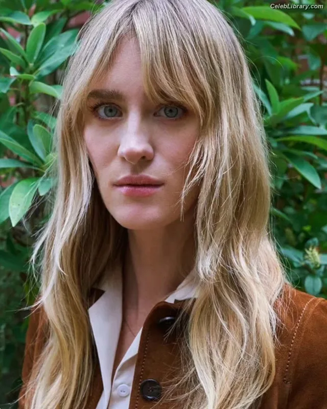 Mackenzie Davis photo 10 of 43