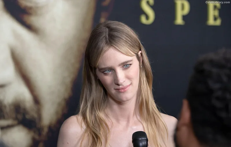 Mackenzie Davis photo 11 of 43