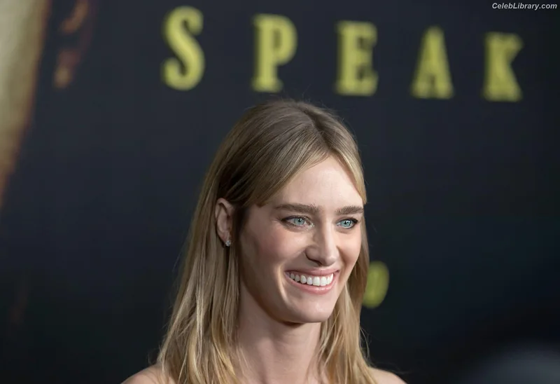 Mackenzie Davis photo 14 of 43