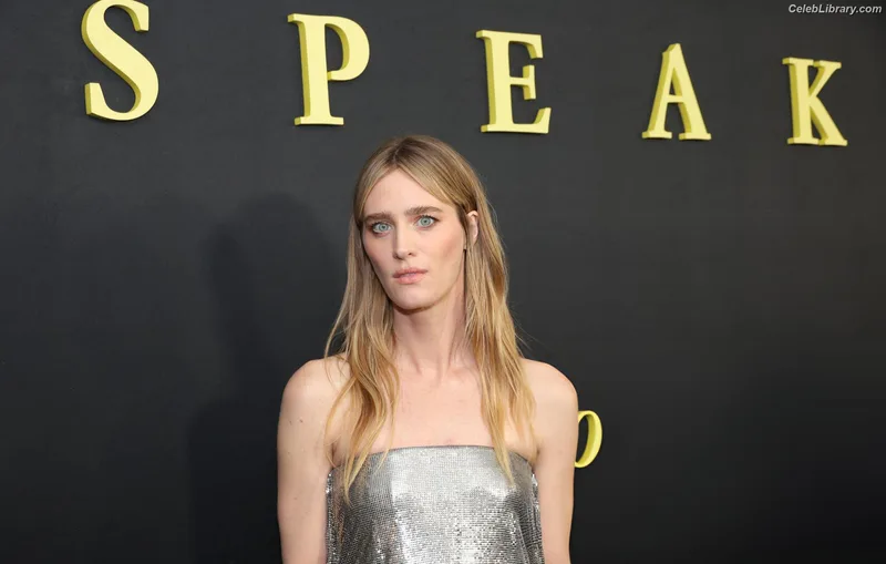 Mackenzie Davis photo 16 of 43