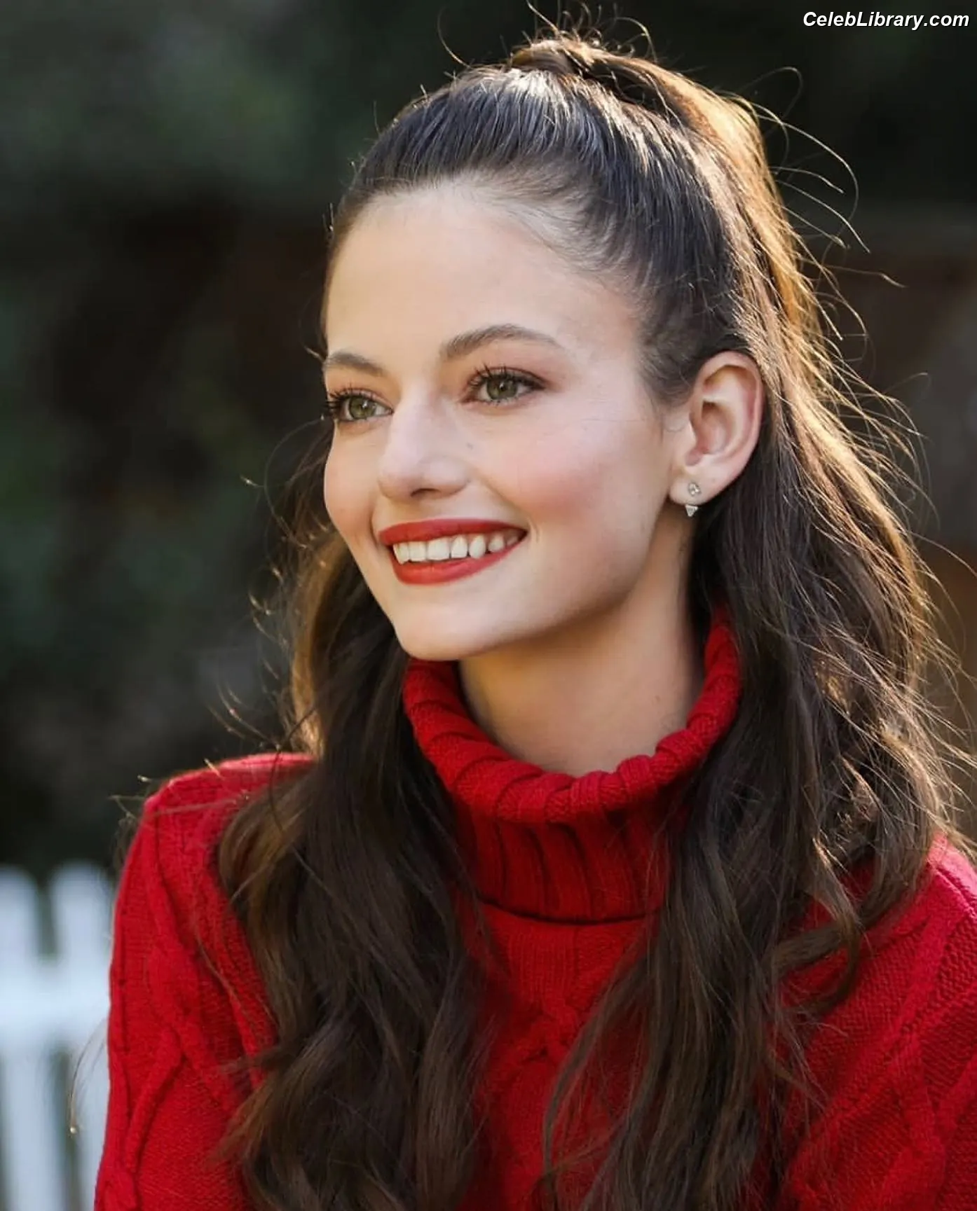 Mackenzie Foy photo 1 of 90