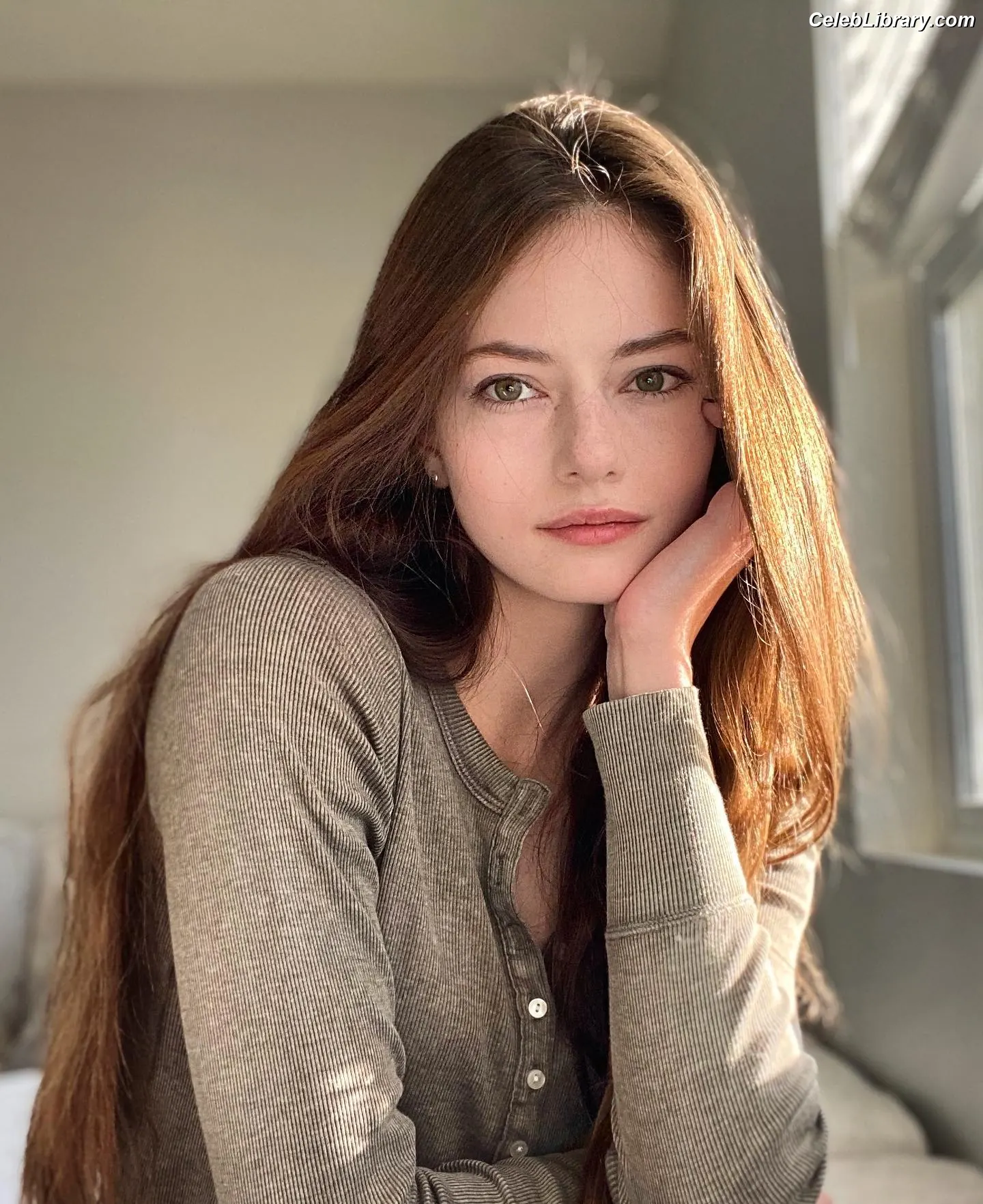 Mackenzie Foy photo 3 of 90