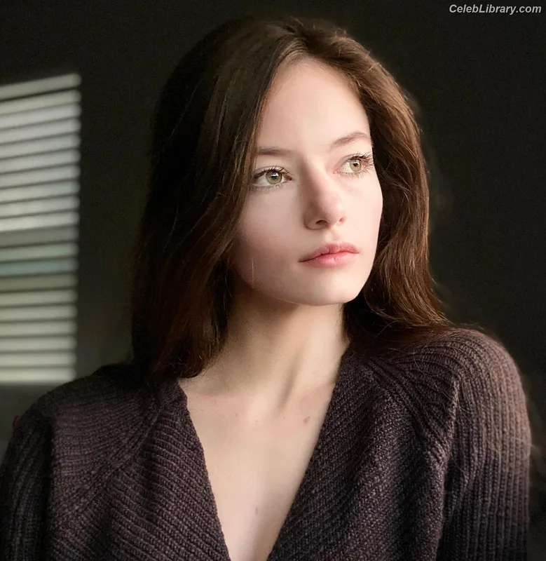 Mackenzie Foy photo 2 of 91