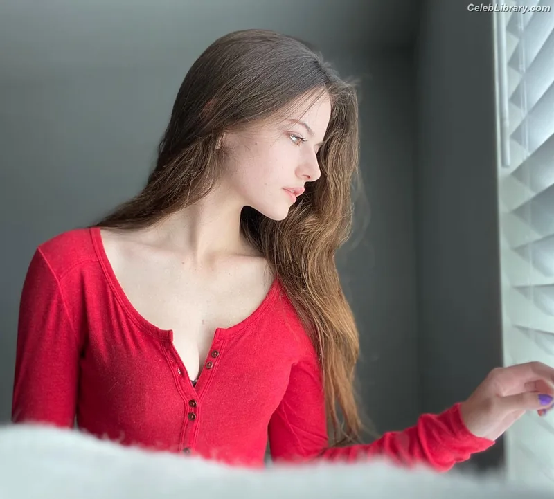 Mackenzie Foy photo 4 of 91
