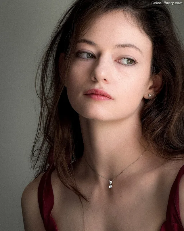 Mackenzie Foy photo 10 of 91